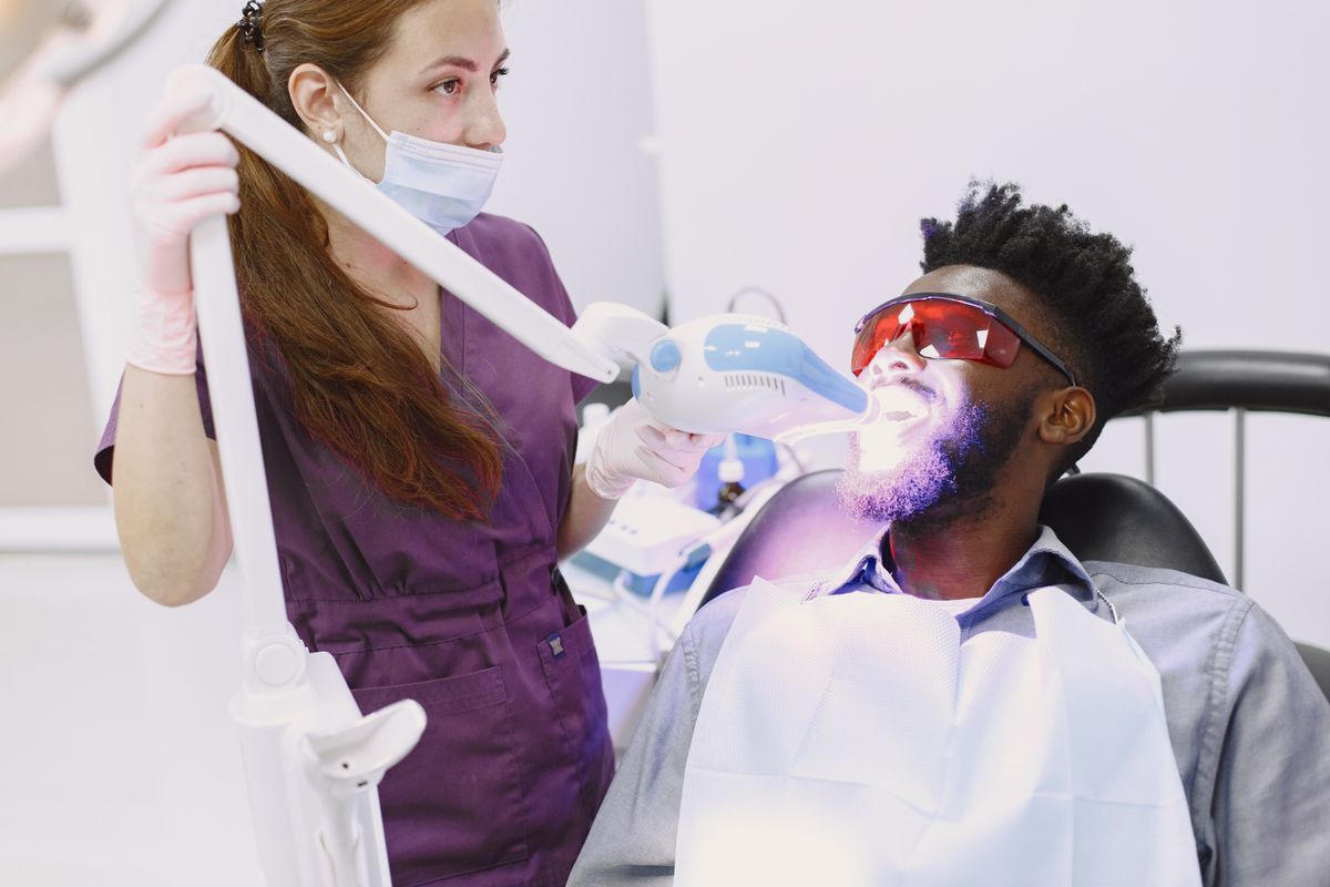 Klinikte LED ışıklı cihazla profesyonel diş beyazlatma uygulaması